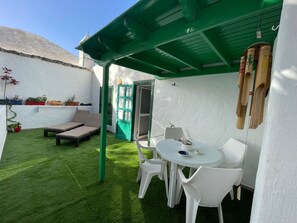 Outdoor dining - Harmony House – Experience the Magic of Lanzarote in the Heart of Costa Teguise (Costa Teguise)