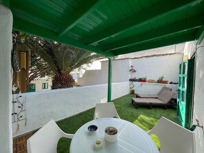 Outdoor dining - Harmony House – Experience the Magic of Lanzarote in the Heart of Costa Teguise (Costa Teguise)
