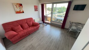 Living area - Vrbo Property (Courseulles-sur-Mer)