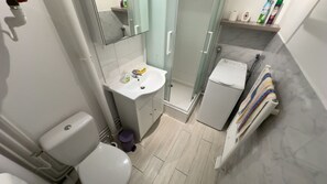 Bathroom - Vrbo Property (Courseulles-sur-Mer)
