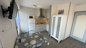 Private kitchen - Vrbo Property (Courseulles-sur-Mer)