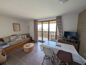 Living area - Apartment with mountain and lake view - 6 guests (Les Angles)