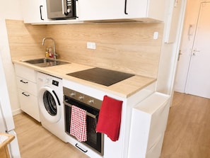 Wasserkocher mit Kaffee-/Teezubehör, Kühlschrank, Ofen, Herdplatte