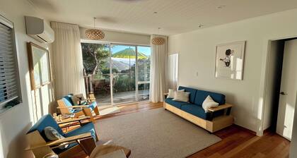 Cosy cabin style bach, immersed in native bush, in beautiful Banks Peninsula