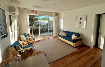 Cosy cabin style bach, immersed in native bush, in beautiful Banks Peninsula