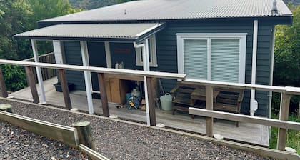 Cosy cabin style bach, immersed in native bush, in beautiful Banks Peninsula