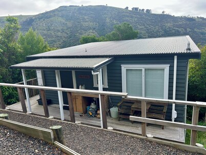 Cosy cabin style bach, immersed in native bush, in beautiful Banks Peninsula