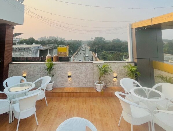 Outdoor dining - Hotel Vikhyat Inn (Bareilly)