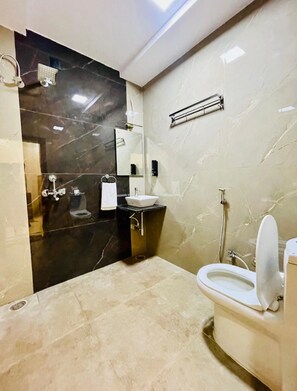 Shower, free toiletries, towels, soap - Hotel Vikhyat Inn (Bareilly)