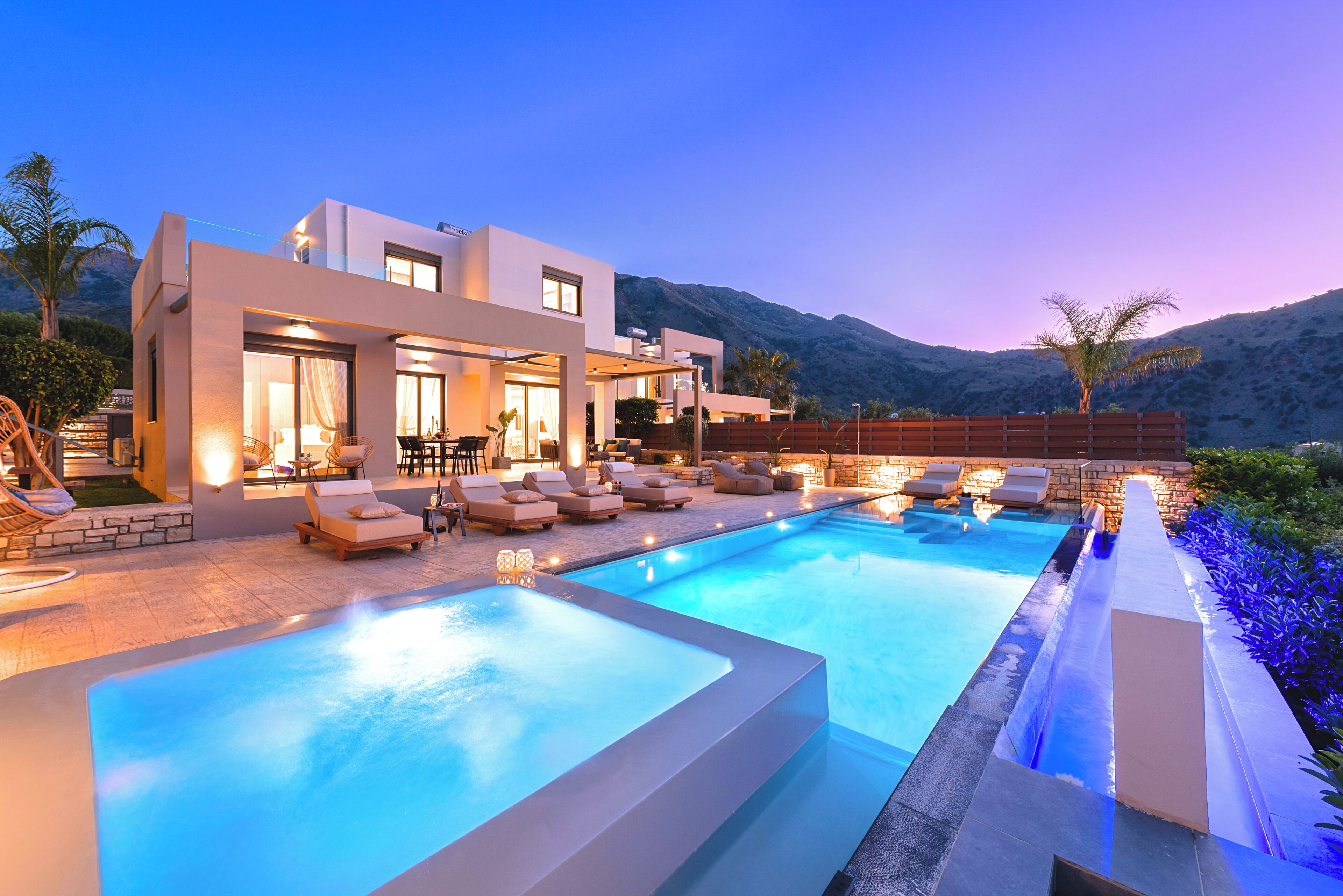 Una piscina al aire libre, una piscina climatizada
