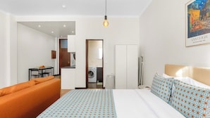 Ein Hotelzimmer mit einem Bett, einer Sitzecke, einem Essbereich und einer Waschgelegenheit.
