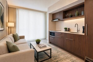 Junior Room | Living area - The Goldwyn Hotel & Suites (Toronto)