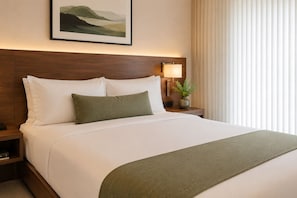 Junior Room | Iron/ironing board, free WiFi - The Goldwyn Hotel & Suites (Toronto)