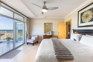 Desk, iron/ironing board, travel cot, free WiFi - Dolphin Beach D101 (Cape Town)