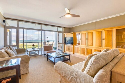 Coastal Elegance APT with sea and mountain view