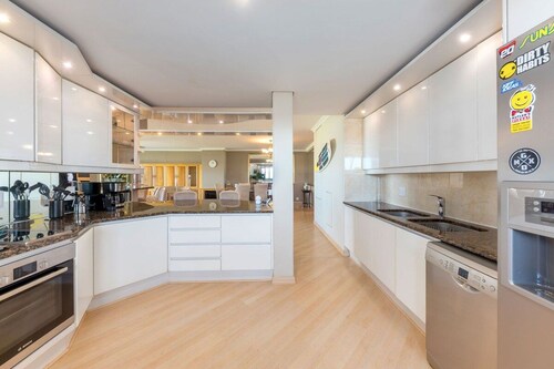 Bloubergstrand beachfront apt, Sea & Mountain View
