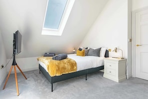 Desk, iron/ironing board, WiFi, bed sheets - Luxury Penthouse in the City (Nottingham)