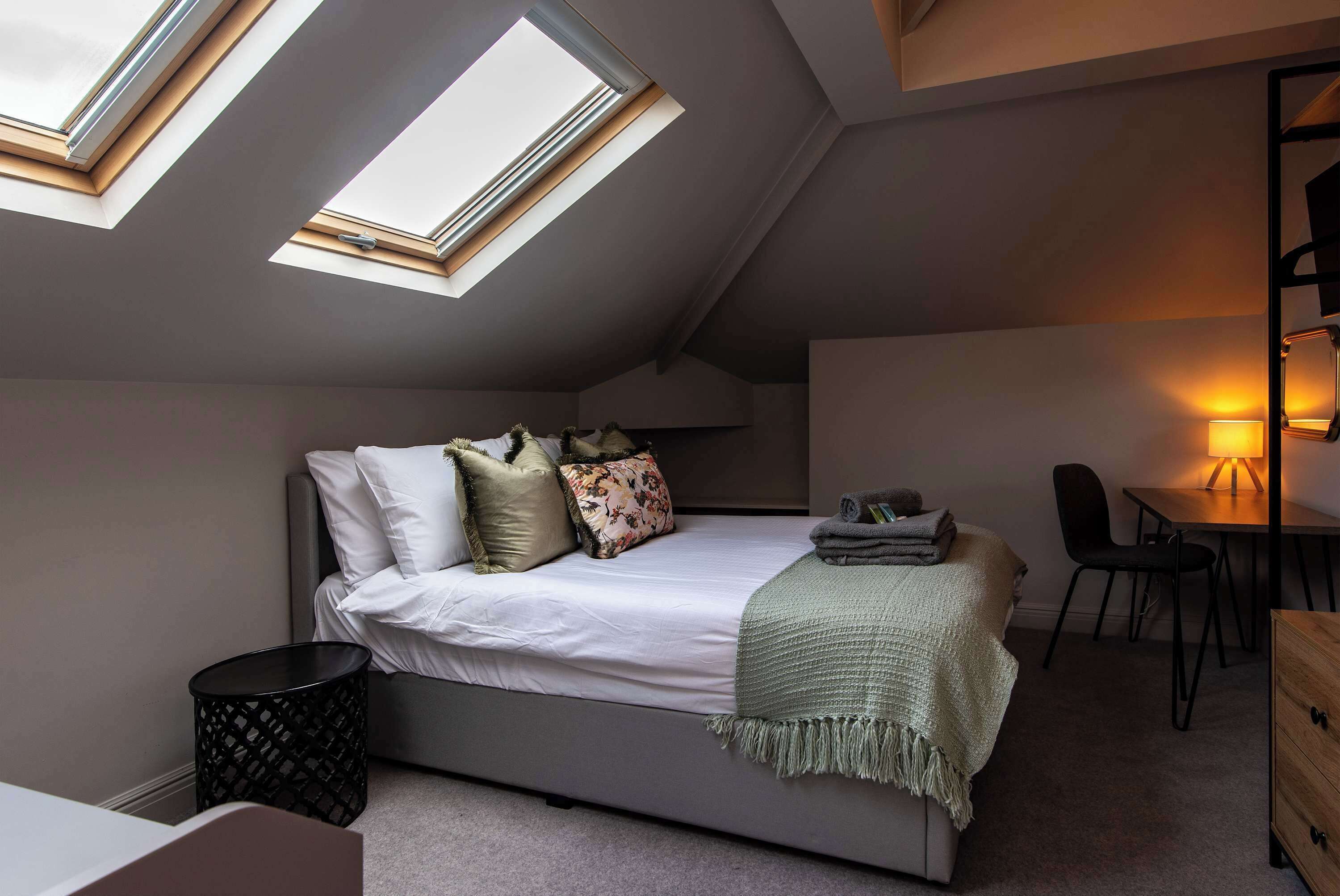 Desk, iron/ironing board, WiFi, bed sheets
