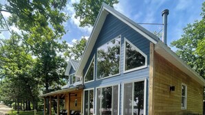 Une maison à deux étages dotée d’un porche abrité, de fondations en pierre et d’une pelouse bien entretenue.