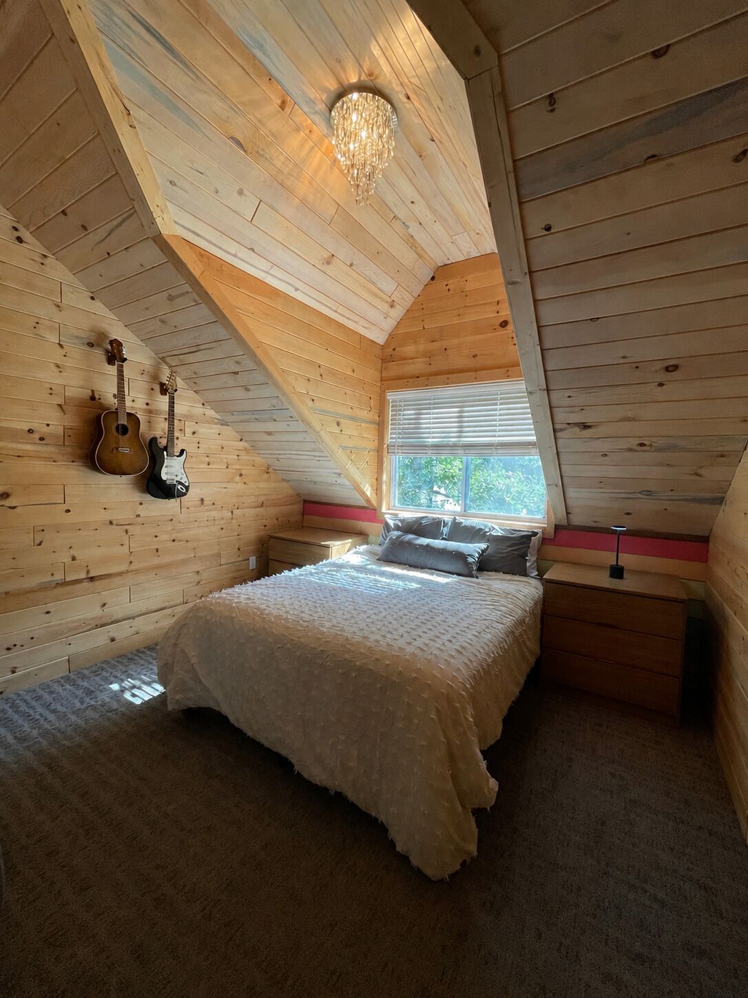 4 bedrooms, desk, iron/ironing board, WiFi (free)