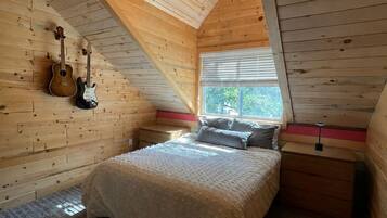 4 bedrooms, desk, iron/ironing board, WiFi (free)
