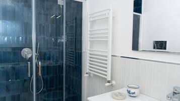 Apartment (2 Bedrooms) | Bathroom | Shower, bidet, towels