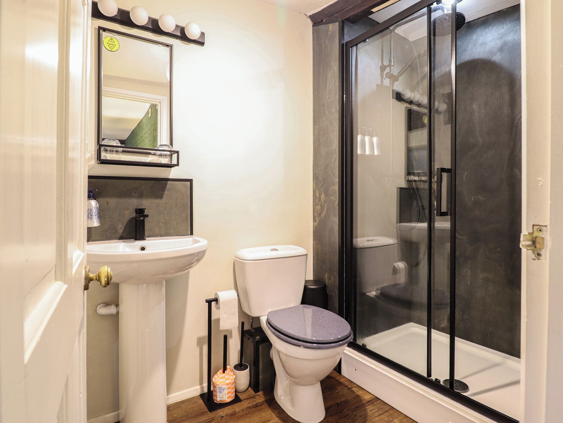 Ein Badezimmer mit Waschbecken, Toilette und Dusche.