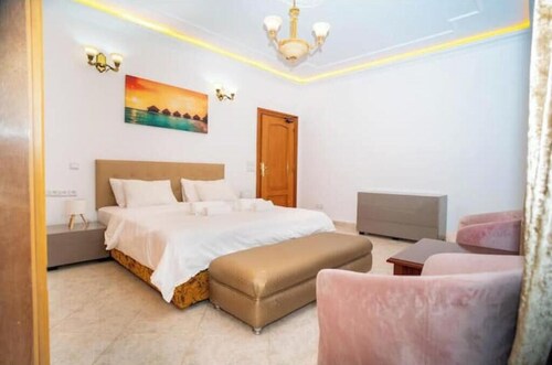 Spacious Family Retreat with Private Garden – Comfort in a Central Location