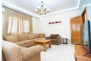 Living area - Spacious Family Retreat with Private Garden – Comfort in a Central Location (Tangier)