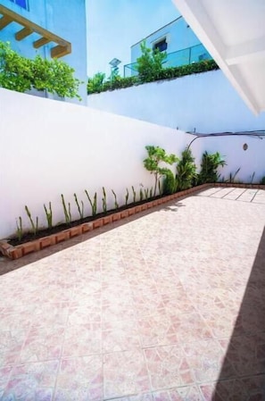 Property grounds - Spacious Family Retreat with Private Garden – Comfort in a Central Location (Tangier)