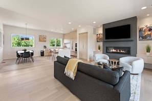 Smart TV y chimenea 