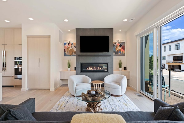 Smart TV y chimenea 