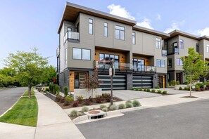 Exterior - Peak and Pint | Perched Above Old Mill with Mountain Views & Walkable Bend Location (Bend)