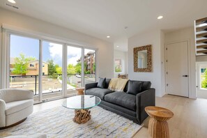 Smart TV, fireplace - Peak and Pint | Perched Above Old Mill with Mountain Views & Walkable Bend Location (Bend)