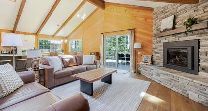 12 East Park Lane | Sunriver Family Retreat w/Garage, AC, Room to Relax & 8 SHARC Passes