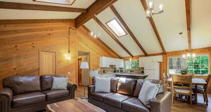 12 East Park Lane | Sunriver Family Retreat w/Garage, AC, Room to Relax & 8 SHARC Passes