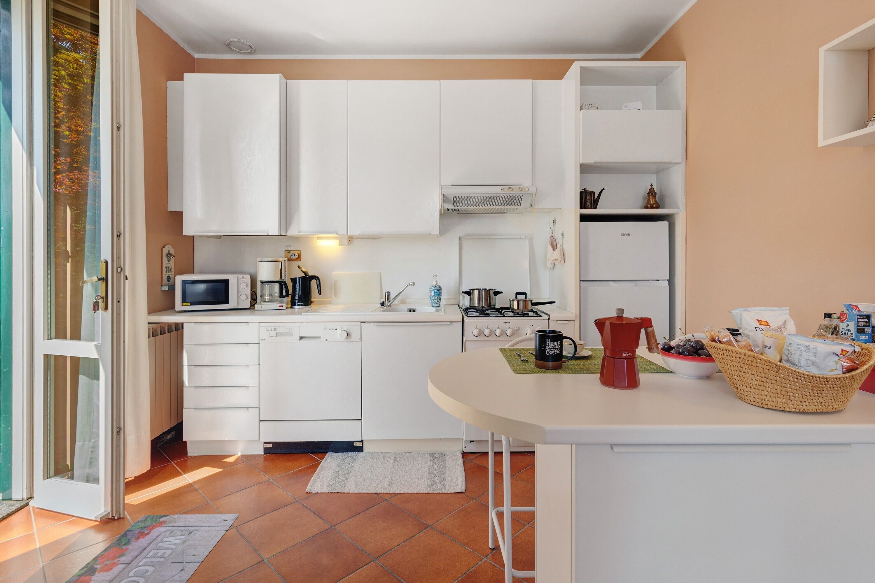 Cafetera y tetera, refrigerador, microondas y parrilla de estufa 