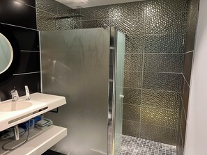 Bathroom - Vrbo Property (Bergerac)