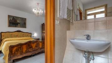 Comfort-Doppelzimmer, Gartenblick | Badezimmer