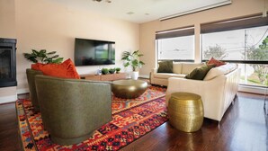 Ein modernes Wohnzimmer mit einer Couch, einem Couchtisch und Zimmerpflanzen.