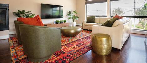 Smart TV, fireplace