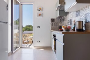 Frigorífic, forn, placa de cuina i cafetera i tetera 