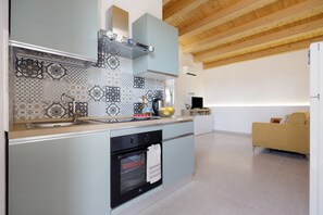 Frigorífic, forn, placa de cuina i cafetera i tetera 