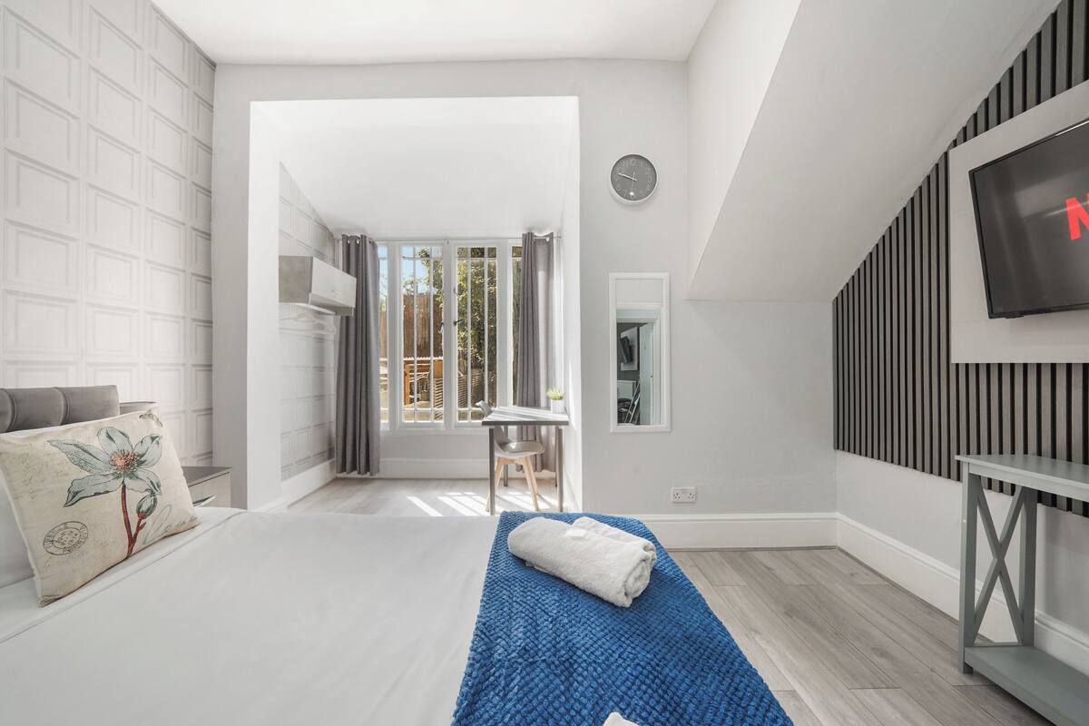 Double Room, Shared Bathroom | Iron/ironing board