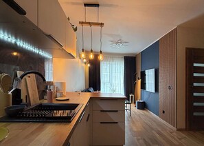 Wasserkocher mit Kaffee-/Teezubehör, Kühlschrank, Ofen, Herdplatte
