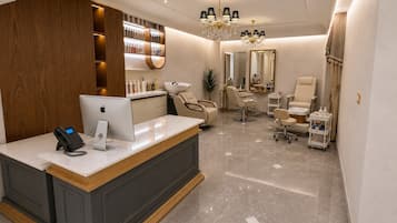 Couples treatment rooms, body treatments, hydrotherapy, aromatherapy