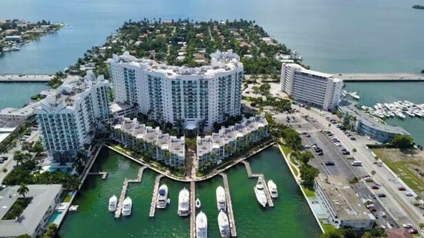 A high-rise hotel with a marina, multiple docks, and a waterfront view. - Perfect 1-bedroom apartment with AC and free parking in North Bay Village (North Bay Village)