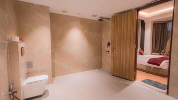 Habitación familiar, vista al jardín | Baño | Regadera, amenidades de baño gratuitas, secadora de cabello, pantuflas