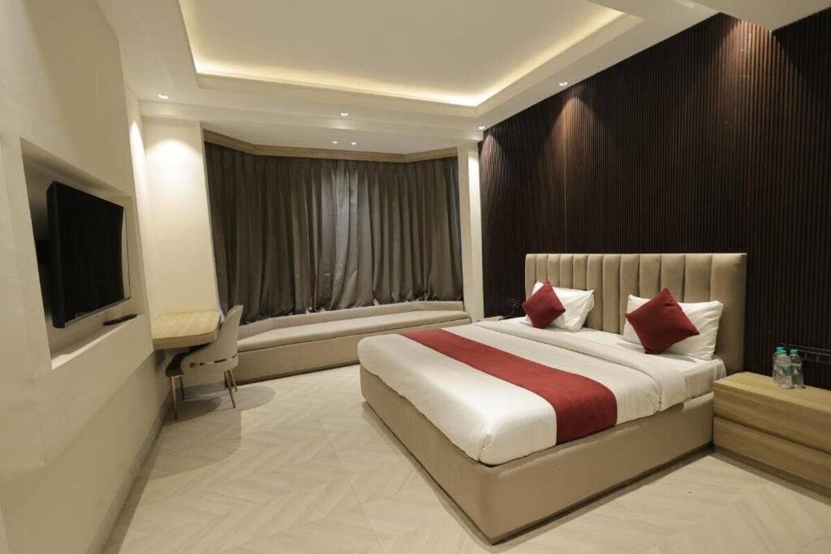 Deluxe Room, City View | In-room safe, blackout drapes, iron/ironing board, WiFi (free)