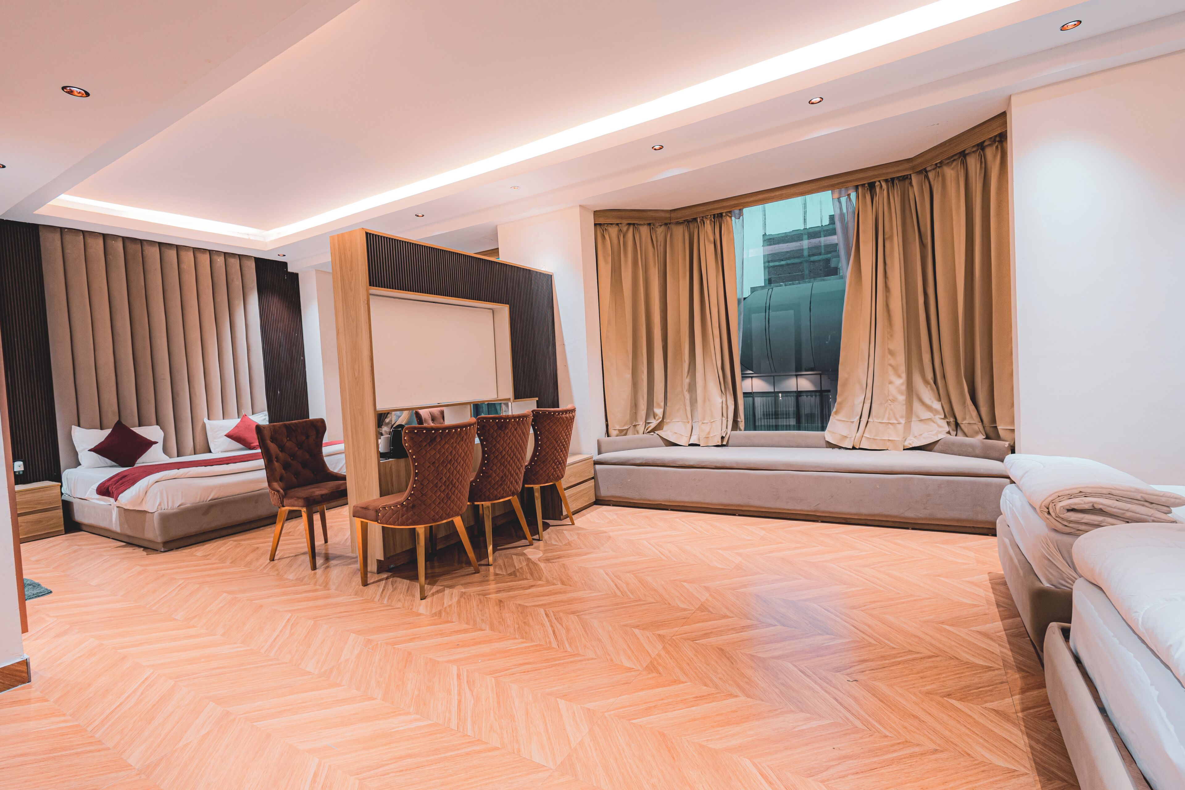 Una habitación de hotel moderna con cama, zona de estar y escritorio.